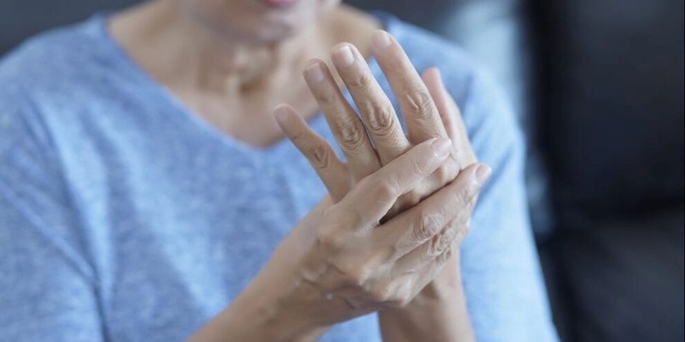 Osteoarthritis is manifested by muscle spasms, slight swelling and pain in the joints of the fingers.