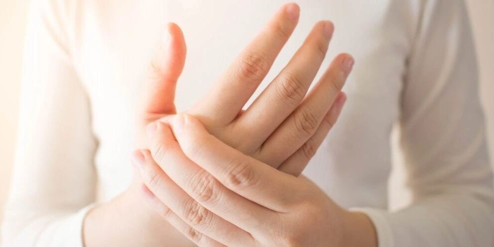 With gout, acute pain occurs in the joints of the fingers, accompanied by bony growths on the phalanges.
